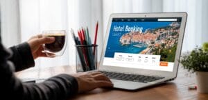 pagina web de rezervari hotel pe laptop la birou